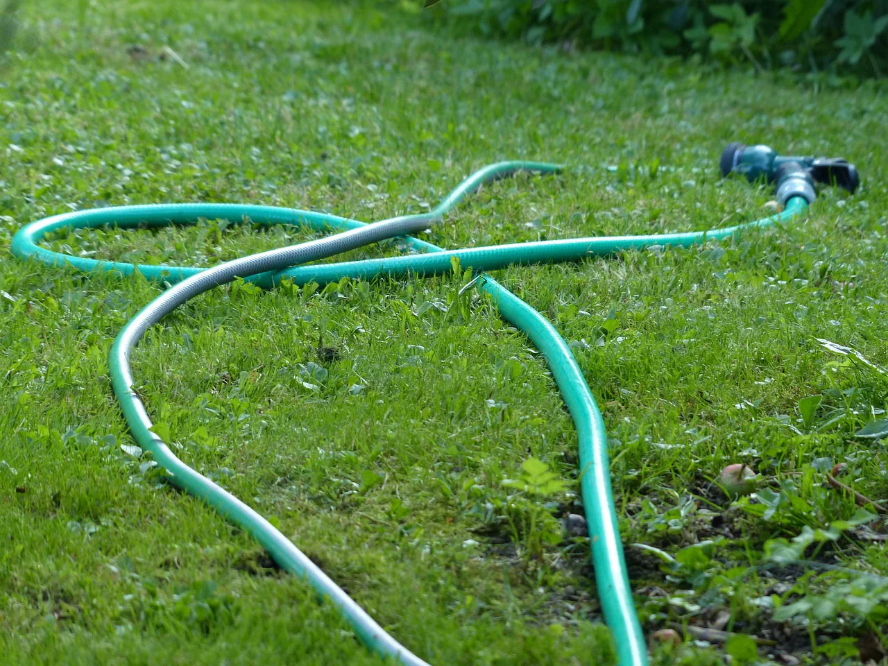 Beregening en tuinslangen winterklaar maken: zo voorkom je schade