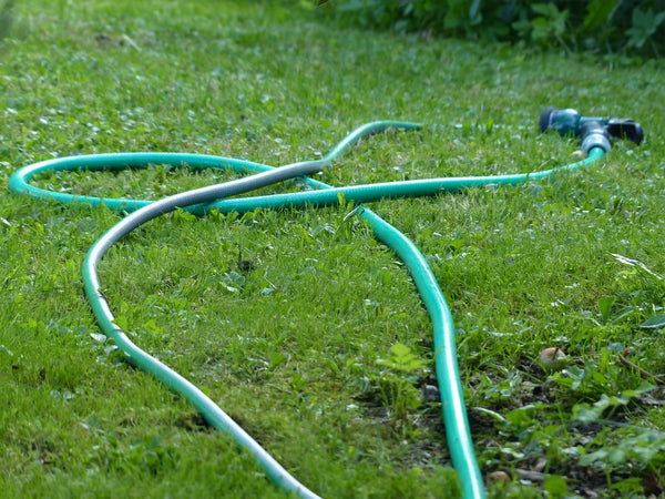 Beregening en tuinslangen winterklaar maken: zo voorkom je schade